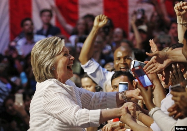 Bà Clinton ăn mừng cùng những người ủng hộ tại Brooklyn, New York, sau khi giành được thắng lợi trong các cuộc bầu cử sơ bộ tại South Dakota, New Mexico và New Jersey.