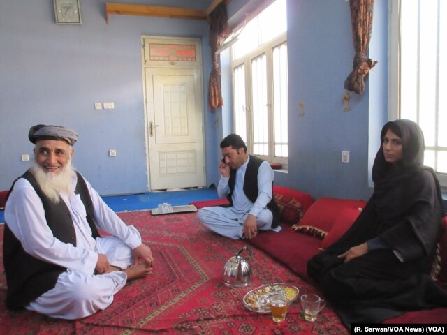 VOA reporter Ayesha Tanzeem, right, meets with a Shinwari tribal elder in Jalalabad, Afghanistan.