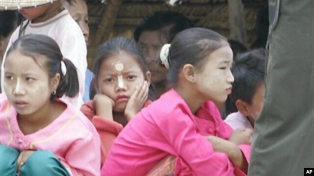 ရှမ်းကလေးငယ်တချို့။ (မေလ ၂၁ ရက်၊ ၂၀၀၅)။