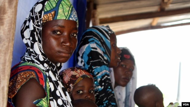 At this clinic near Sumke Village, Nigeria, Doctors Without Borders medical staff treat children for lead poisoning. Doctors say they cannot screen the thousands of at-risk children in the village of Bagega because there is still lead in the soil.  (Heather Murdock / VOA)