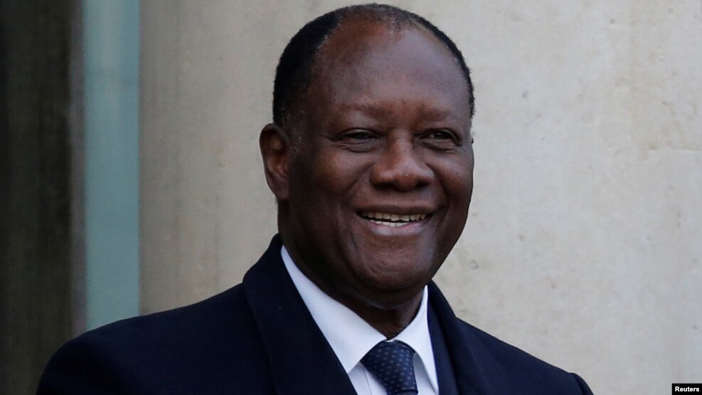 Le président français François Hollande accueille le président ivoirien Alassane Ouattara à l'Élysée, Paris, France, le 22 novembre 2016.