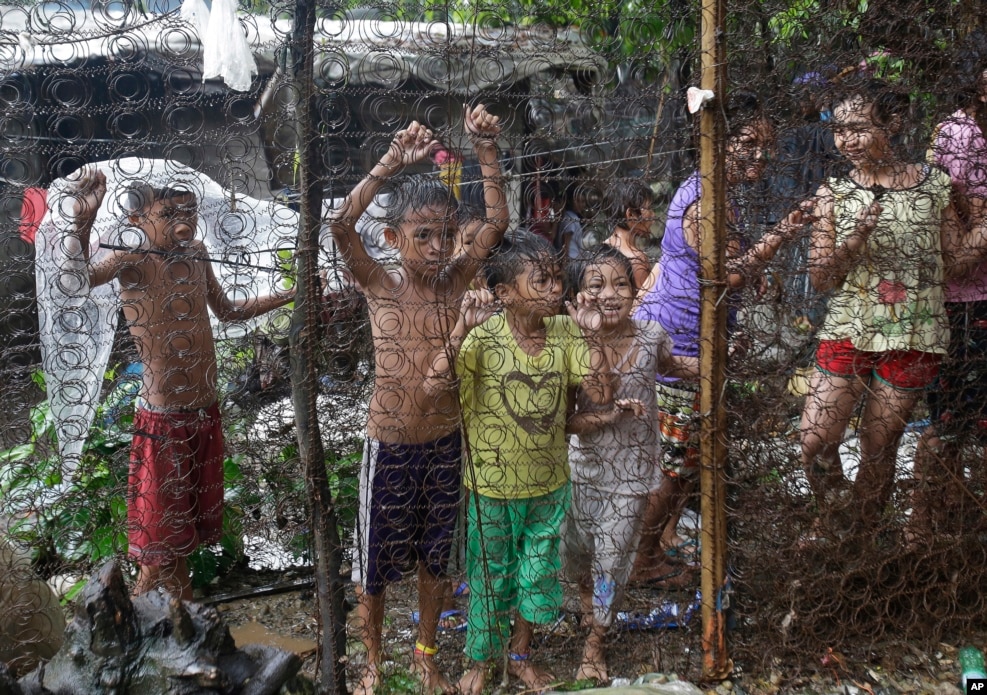 필리핀 마닐라 북쪽 케손 인근 마약사범 급습 현장을 지켜보고 있는 어린이들. 로드리고 두테르테 대통령이 주도하는 '마약과의 전쟁' 일환으로 진행된 이날 단속에서 용의자 2명이 사살되고 90명이 검거됐다.