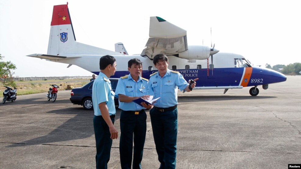 Phó tham mưu Quân chủng phòng không Đỗ Đức Minh (phải) đứng trước một chiếc máy bay tìm kiếm cứu hộ CASA 212 trong cuộc tìm kiếm chuyến bay Malaysia Airlines MH370 mất tích năm 2014. Chiếc máy bay CASA-212 bị rơi thuộc lực lượng cứu hộ cứu nạn quốc gia Việt Nam. 