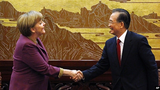 German Chancellor Angela Merkel (L) shakes hands with Chinese Premier Wen Jiabao before a news conference in the Great Hall of the People in Beijing, February 2, 2012.
