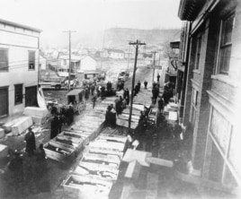 1907'de Monongah, Batı Virginia'da maden kazasında ölenlerin tabutları götürülürken