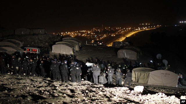 Cảnh sát Israel đuổi người Palestine ra khỏi khu vực E-1 gần Jerusalem, ngày 13/1/2013.