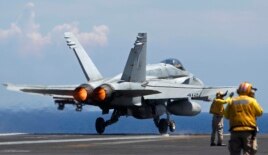 Chiến đấu cơ F/A 18 Hornet của Hải quân Mỹ cất cánh từ tàu sân bay USS Nimitz trong một cuộc tuần tra ở Biển Đông, tháng 5/2013.