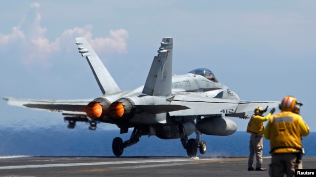Chiến đấu cơ Super Hornet F/A-18 của Hải quân Mỹ cất cánh từ tàu sân bay USS Nimitz trong một cuộc tuần tra ở Biển Đông, ngày 23 tháng 5, 2013. 