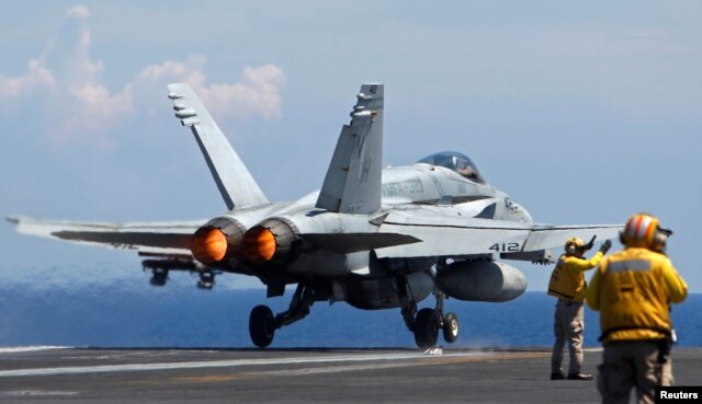 Chiến đấu cơ F/A 18 Hornet của Hải quân Mỹ cất cánh từ tàu sân bay USS Nimitz trong một cuộc tuần tra ở Biển Đông, tháng 5/2013.