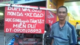 Điểm sửa xe của anh Trần Viết Hùng, miễn phí cho các khách hàng là học sinh và người tàn tật.