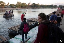 Miles de migrantes hondureños cruzan a México