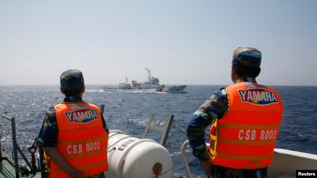 Cảnh sát biển Việt Nam giám sát một chiếc tàu của Trung Quốc ở Biển Đông.