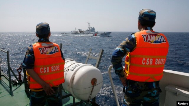 Cảnh sát biển Việt Nam giám sát tàu Trung Quốc ở Biển Đông.