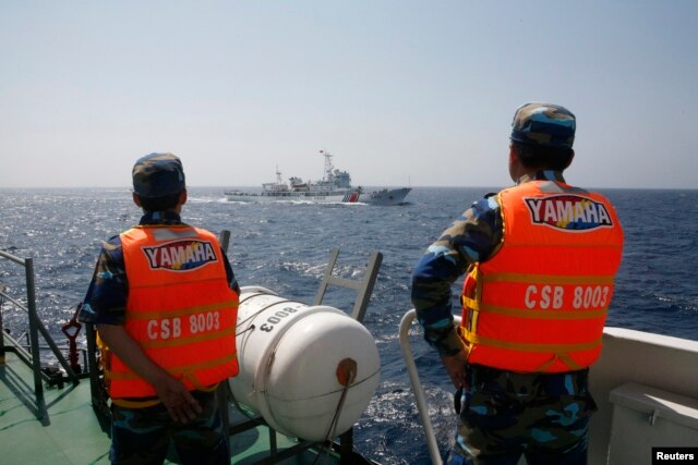 Cảnh sát biển Việt Nam theo dõi một tàu Trung Quốc ngoài khơi Biển Đông.