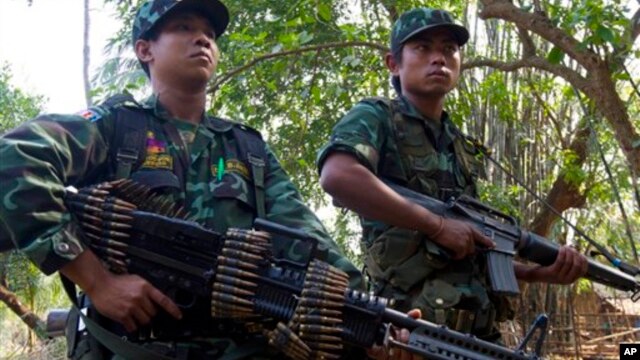 ီDKBA ကရင္လက္နက္ကိုင္အဖြဲ႔က စစ္သားေတြ ေကာ့ကရိိတ္ၿမိဳနားက ေက်းရြားတရြာမွာ ဗိုလ္မႉးေစာဆန္းေအာင္ သတင္းစာရွင္းလင္းပဲြက်င္းပခိုက္ ကင္းေစာင့္ေနစဥ္။ (ဇန္နဝါရီ ၁၉၊ ၂၀၁၅)