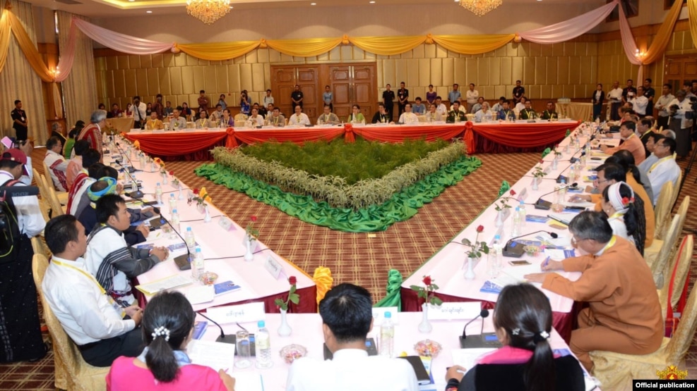 ေနျပည္ေတာ္မွာ က်င္းပတဲ့ ႏုိင္ငံေတာ္အတုိင္ပင္ခံပုဂၢိဳလ္ ဦးေဆာင္တဲ့ ၿငိမ္းခ်မ္းေရး ေဆြးေႏြးပြဲ။ (ေမ ၂၇၊ ၂၀၁၆)