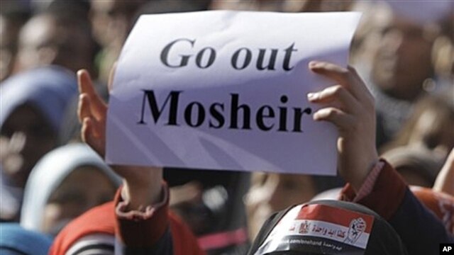 Egyptian protester wearing Niqab demands resignation of military council chief, Cairo, Dec. 23, 2011 (file photo).