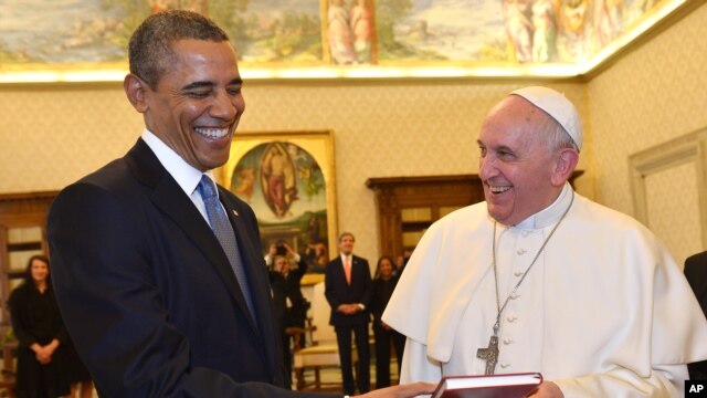 Ðức Giáo Hoàng và Tổng thống Obama trao đổi quà tặng tại Vatican, ngày 27/3/2014.