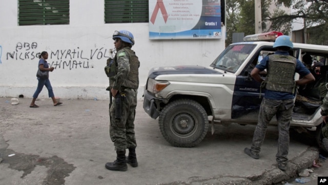 Miembros de las fuerzas de paz de la ONU, los llamados cascos azules, patrullan una de las calles de Puerto Príncipe.
