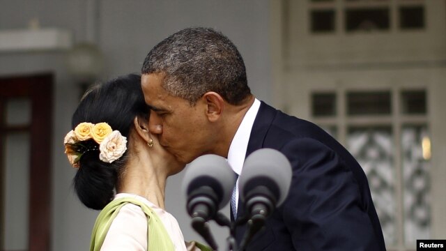 Le président Obama embrasse l'opposante birmane Aung San Suu Kyi à Rangoon, le 19 nov. 2012