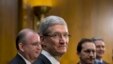 Tim Cook (u sredini), glavni i izvrsni direktor kompanije Apple, svjedoci na Capitol Hillu, 21. svibanj 2013.  