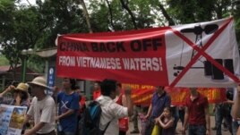 Biểu tình phản đối giàn khoan HD-981 bên ngoài Ðại sứ quán Trung Quốc tại Hà Nội, ngày 11/5/2014. 