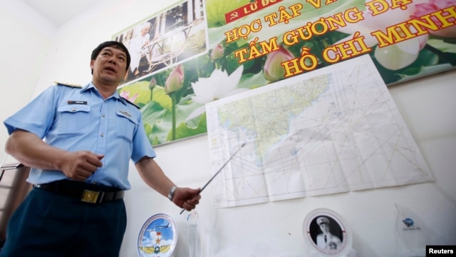 Đại tá Đỗ Đức Minh, Phó tham mưu trưởng quân chủng phòng không không quân, cạnh bản đồ khu vực tìm kiếm chuyến bay MH370 của hãng hàng không Malaysia bị mất tích.