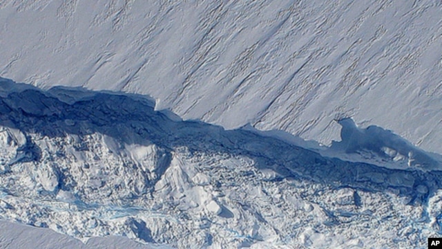 A massive crack running about 29 kilometers across Pine Island glacier’s floating tongue, taken during flight over region late October 2011.