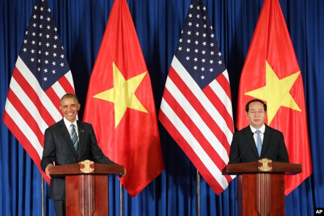 Tổng thống Mỹ Barack Obama đã tuyên bố trong cuộc họp báo chung với Chủ tịch Việt Nam Trần Đại Quang ngày 23/5 rằng Mỹ dỡ bỏ hoàn toàn lệnh cấm bán vũ khí sát thương cho Việt Nam.