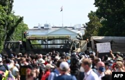 Demonstran berkumpul di luar Gedung Putih ketika mereka memprotes kematian George Floyd pada 3 Juni 2020, di Washington, DC. (Foto: AFP)