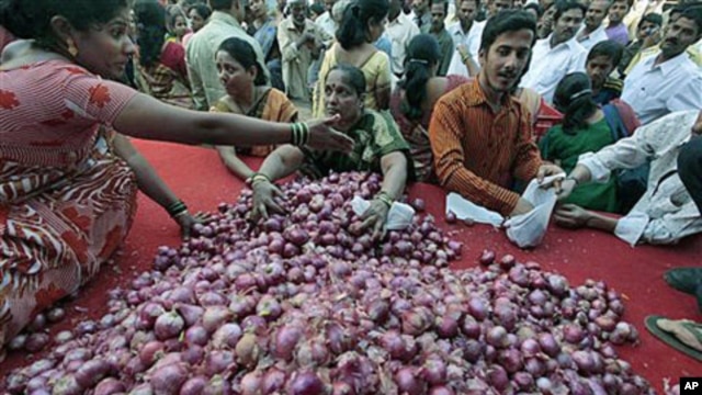People try to grab onions being sold by a political party at cheap rates as a mark of protest against the rising prices in Mumbai, India, January 9, 2011 (file photo)