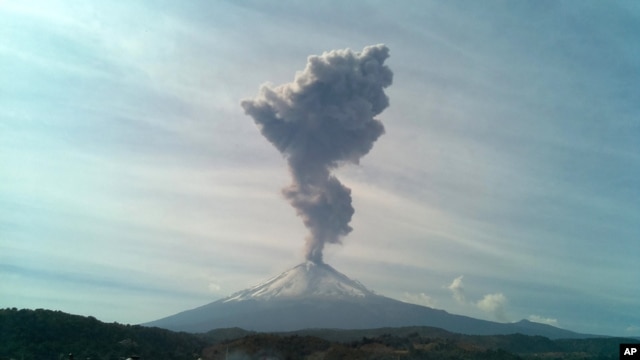 El volcán Popocatepetl está ubicado a 80 kilómetros al sureste de la Ciudad de México.