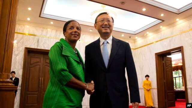 Cố vấn An ninh Mỹ Susan Rice (trái) bắt tay với nhà ngoại giao hàng đầu TQ Dương Khiết Trì trong cuộc gặp tại Bắc Kinh ngày 28/8/2015.