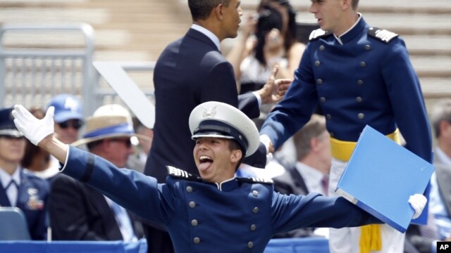 Un cadete no identificado reacciona feliz luego de recibir su diploma de manos del presidente Obama, en la academia de la fuerza aérea de Estados Unidos, en Colorado.