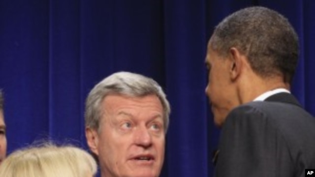 US President Barack Obama (R) talks to 'super committee' Democrat co-chair Senator Patty Murray (L) and "super committee" member Senator Max Baucus (D-MT) in Washington. (File Photo - November 21, 2011)