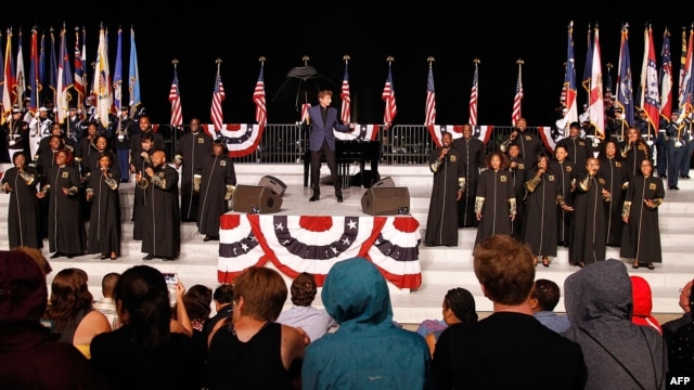 Huyền thoại âm nhạc Barry Manilow diễn tập cho buổi hoà nhạc mừng Lễ Độc Lập ở Thủ đô Washington, 3/7/2015.