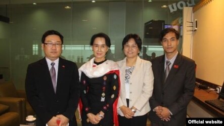  ၾသစေတးလ်ႏိုင္ငံခရီးစဥ္ စတင္ေတာ့မယ့္ အမ်ိဳးသားဒီမိုကေရစီ အဖြဲ႔ခ်ဳပ္ ဥကၠ႒ ေဒၚေအာင္ဆန္းစုၾကည္ႏွင့္ အဖြဲ႔ဝင္မ်ားကို ရန္ကုန္ အျပည္ျပည္ဆုိင္ရာ ေလဆိပ္တြင္ ေတြ႔ရစဥ္။ ႏိုဝင္ဘာလ ၂၆၊ ၂၀၁၃။  NLD&#39;s Official Facebook Pages.