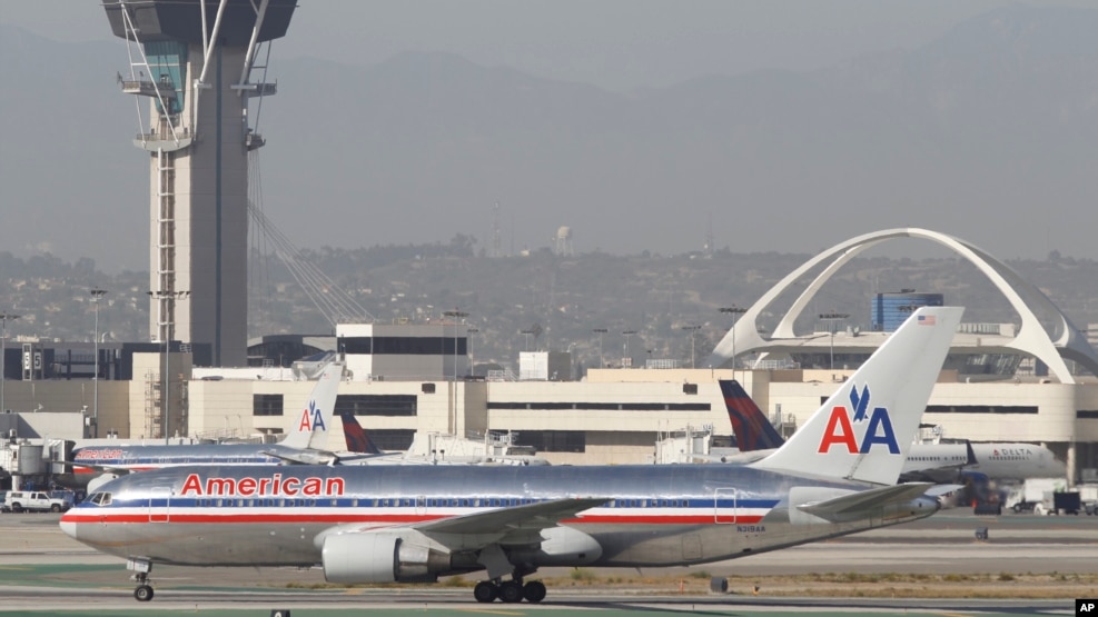 Hình tư liệu - Một chiếc máy bay Boeing 767 của hãng American Airlines đợi cất cánh ở phi trường quốc tế Los Angeles.