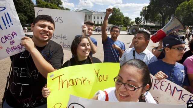 Hace dos meses, cuando se anunció la Acción Diferida, decenas de inmigrantes indocumentados expresaron su gratitud.