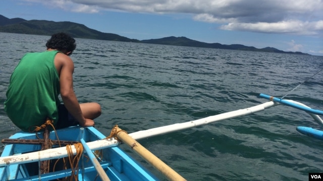 Fishermen sail past the Ulugan and Oyster Bay navy bases into waters of the South China Sea, Sept. 15, 2014. (Jason Strother/VOA)