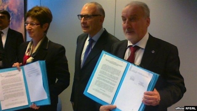 Srpski tužilac za ratne zločine, Vladimir Vukčević (D) i zamenica državnog tužioca BiH, Jadranka Lokmić-Misirača (L) posle potpisivanja sporazuma u Briselu, 31. januar 2013.