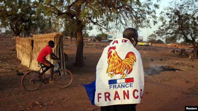 Yacouba Konaté, 56 ans, arborant le drapeau français, le 14 janvier 2013. 