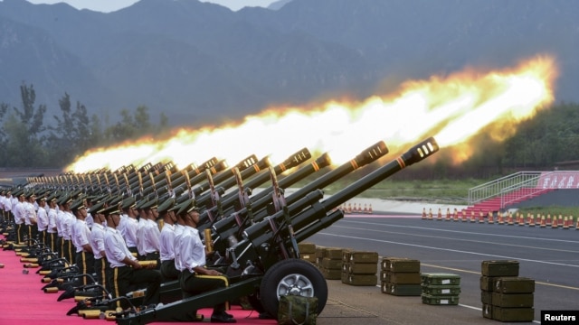 中国武警为纪念二战胜利70年阅兵在北京兵营里进行礼炮实弹训练.(资料照片)