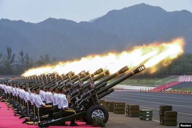 中国武警为纪念二战胜利70年阅兵在北京兵营里进行礼炮实弹训练.(资料照片)