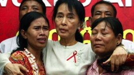 ျပည္သူ႔လႊတ္ေတာ္ကိုယ္စားလွယ္ ေဒၚေအာင္ဆန္းစုၾကည္ HIV/AIDS ေ၀ဒနာရွင္ေတြကို ႏွစ္သိမ့္ေနစဥ္။