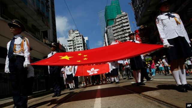 Người biểu tình cầm cờ Trung Quốc và cờ Hong Kong, 17/8/14