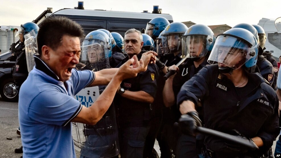 2016年6月30日，意大利警方在佛罗伦萨郊外的塞斯托·菲奥伦蒂诺当地中国社区成员发生冲突时，使用防暴装置推搡一名抗议者。