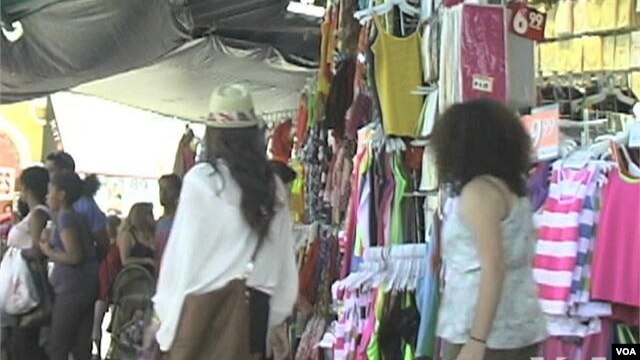 Những người tìm mua hàng giá rẻ thường đổ về khu buôn bán thành phố Los Angeles và khu Santee Alley