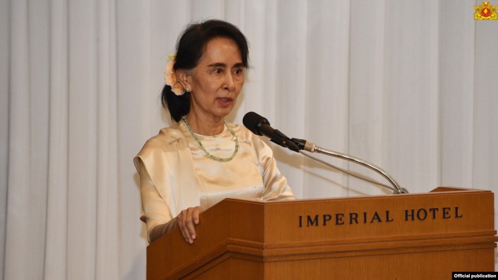 တိုက်ဳိၿမဳိ့က ေဒၚေအာင္ဆန္းစုၾကည္တည္းခိုေနတဲ့ The Imperial Hotel မွာ Keidanren လို႔ေခၚတဲ့ ဂ်ပန္စီးပြားေရး အသင္းခ်ဳပ္နဲ႔ ဂ်ပန္စက္မႈ ကုန္သည္ႀကီးမ်ားအသင္း JCCI တုိ႔က တည္ခင္း ဧည့္ခံတဲ့ ေန႔လည္စာစားပြဲမွာ ေဒၚစု မိန္႔ခြန္းေျပာ။