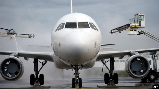 Pesawat Airbus A320 di bandara Roissy-Charles-De-Gaulle.